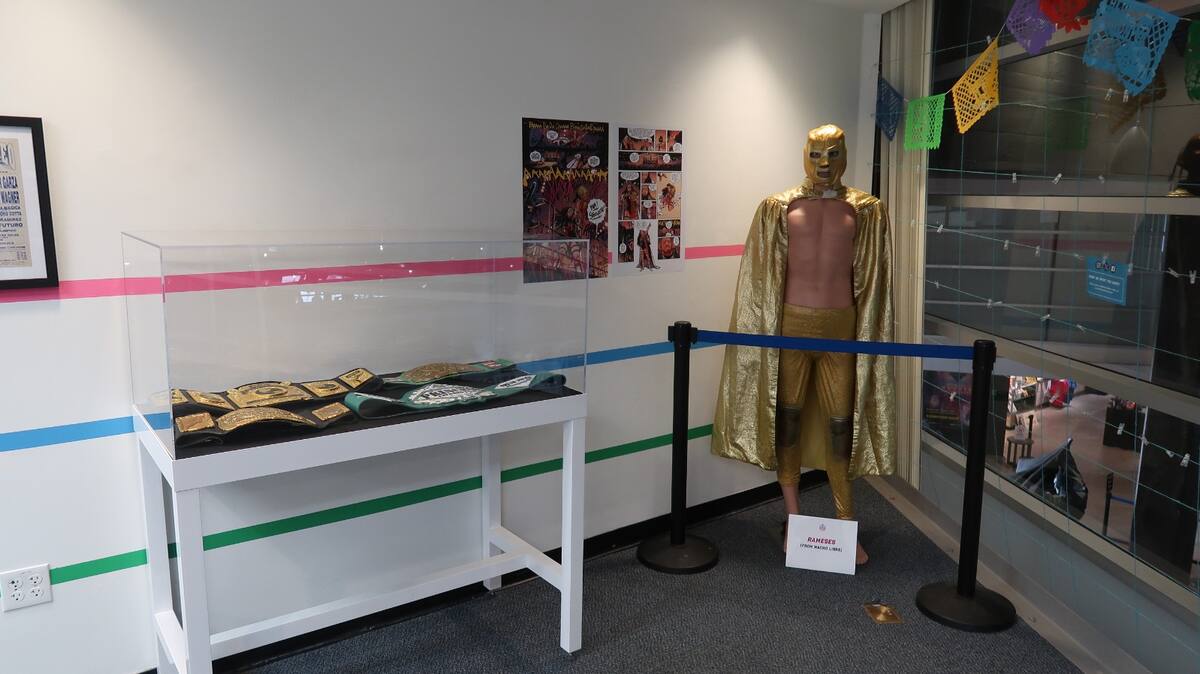 Decenas de máscaras, y hasta trajes completos de famosos luchadores y más, se encuentran en esta exhibición. Foto: Ana Gómez Salcido