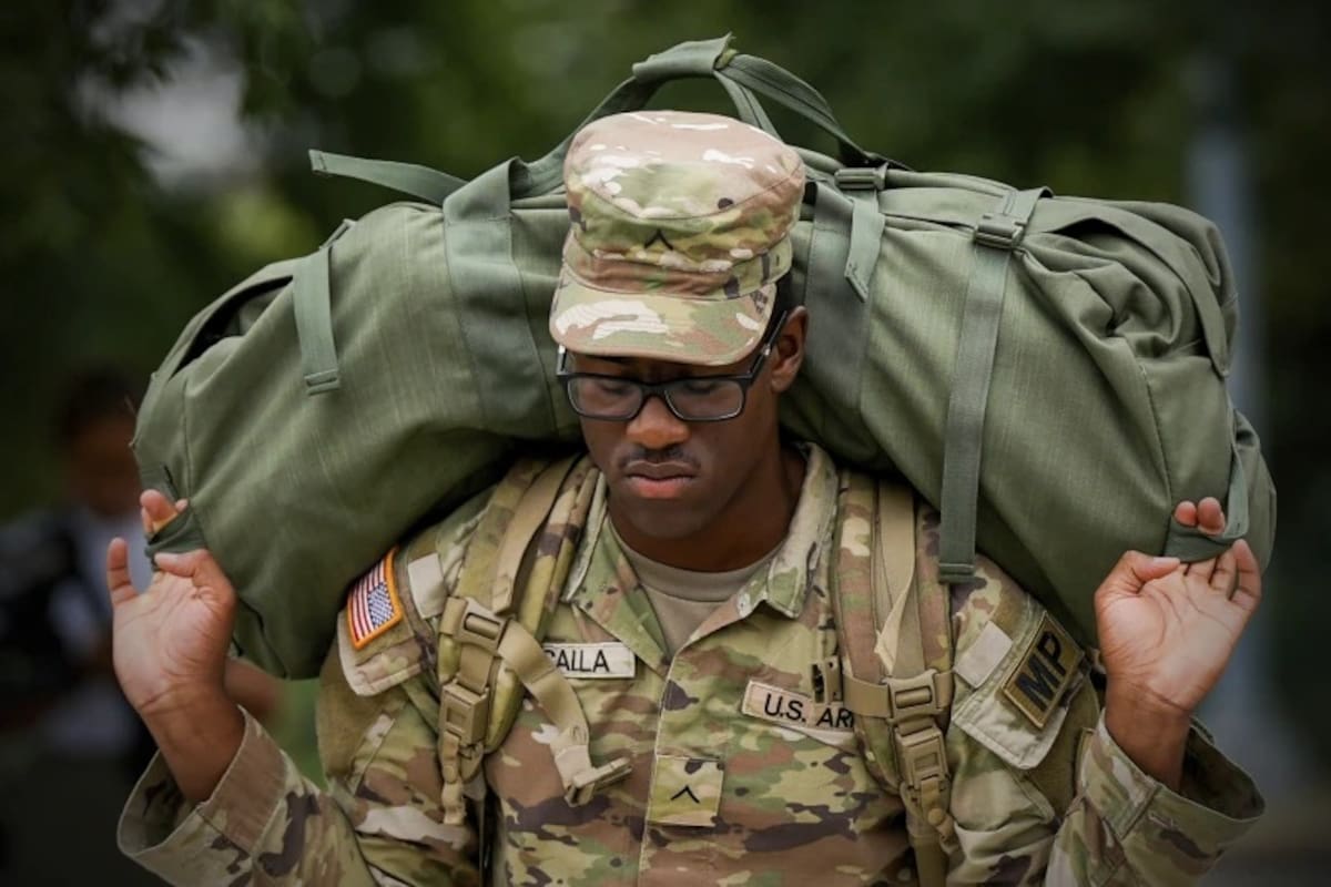 Un miembro de la Guardia Nacional del Distrito de Columbia llega a su cuartel general el martes 12 de agosto de 2025 en Washington. | Crédito: AP/Julia Demaree Nikhinson
