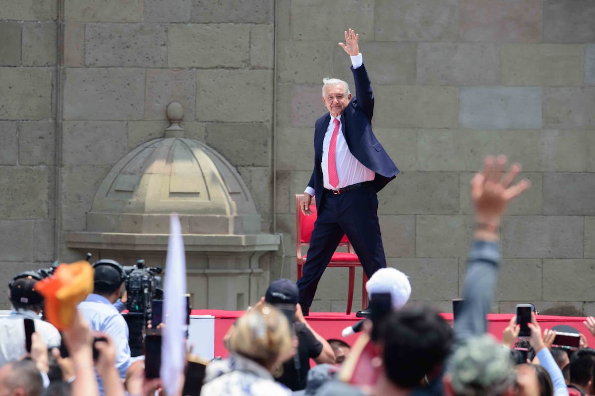 El presidente Andrés Manuel López Obrador sometió a votación a mano alzada en el Zócalo su iniciativa de reforma al Poder Judicial. FOTO: ESPECIAL