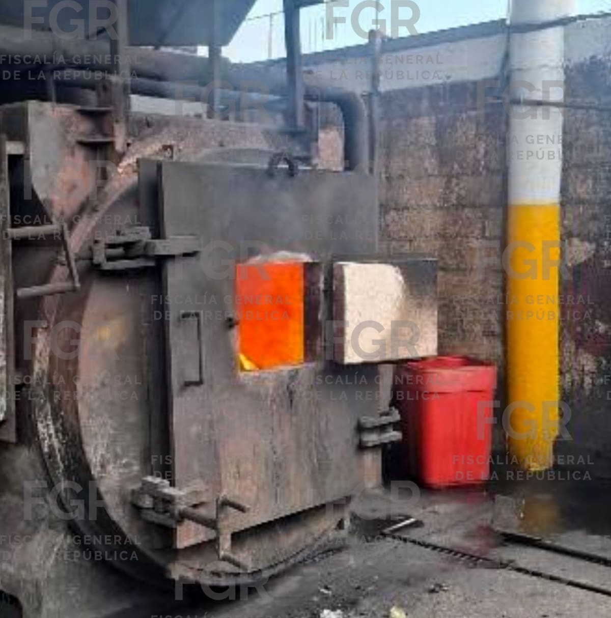 Un cargamento químico de alto riesgo, vinculado a actividades ilícitas, fue definitivamente sacado de circulación luego de que la Fiscalía General de la República concretó la destrucción de más de 3 toneladas y más de 3 mil litros de precursores químicos asegurados en Baja California l Foto: Cortesía