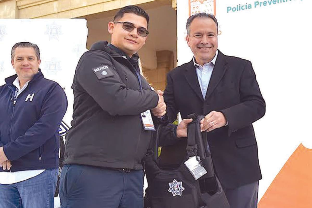 Equipa Toño Astiazarán a policías municipales de Hermosillo