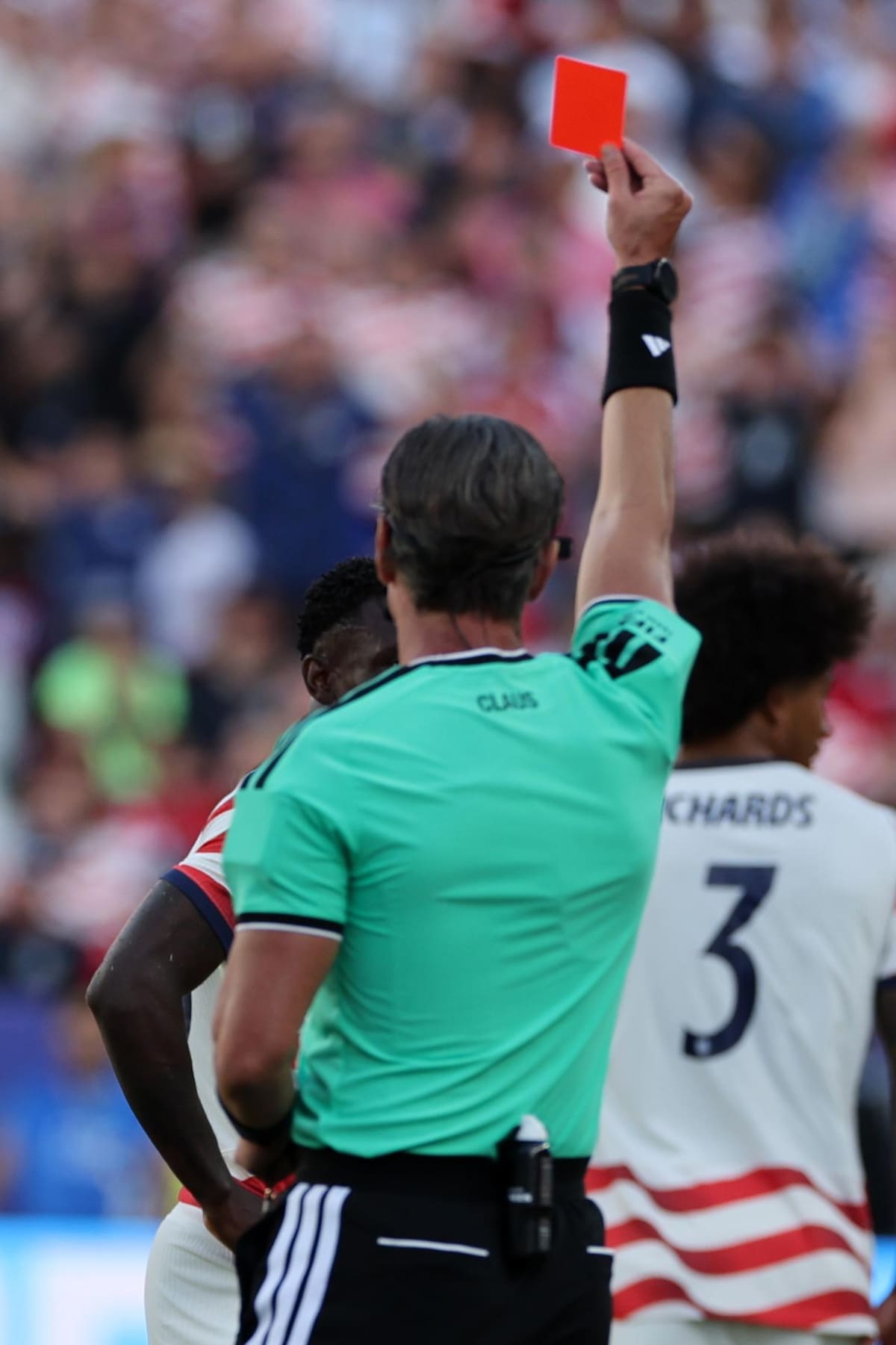 El árbitro Raphael Claus muestra la tarjeta roja al estadounidense Folarin Balogun (parcialmente visible) durante el partido de dieciseisavos de final del Mundial de la FIFA 2026 entre Estados Unidos y Bosnia y Herzegovina, disputado en San Francisco, California, Estados Unidos, el 1 de julio de 2026. (Bosnia-Herzegovina) | Crédito: EFE/EPA/BENJAMIN FANJOY