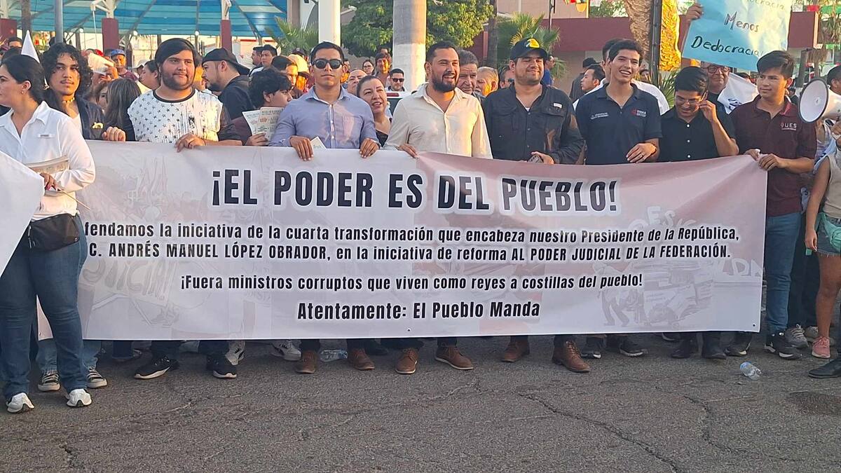 Muestran pancarta con la frase "¡El Poder Es del Pueblo!" entre jóvenes manifestantes que apoyan la Reforma al Poder Judicial.