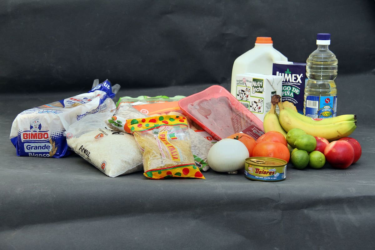 El tomate, cebolla, frijol, tortillas, arroz, aceite, pollo y carne son los más utilizados en la cocina y los más caros también. Foto: Archivo