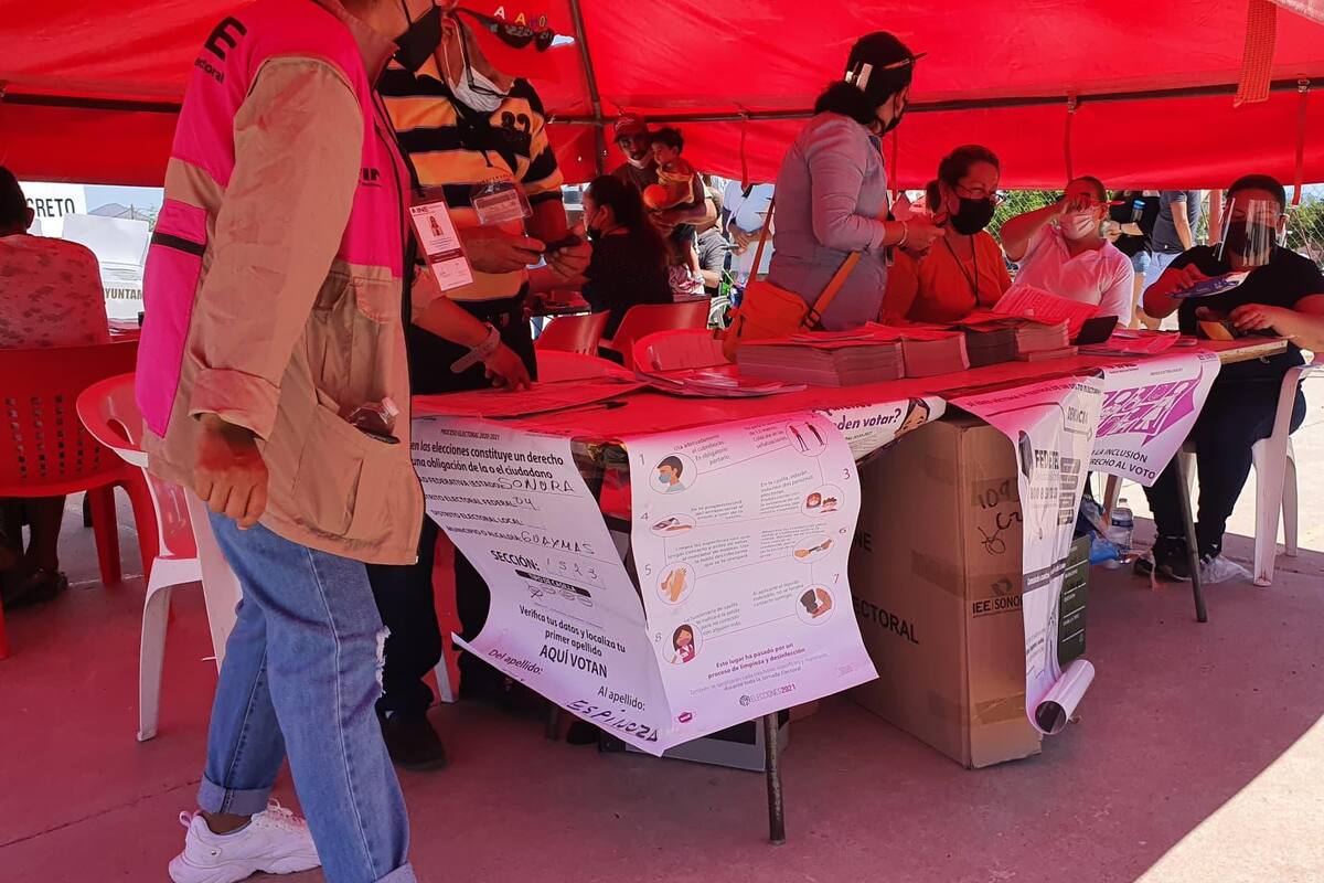Ciudadanos festejan inicio de votación en casilla de Guaymas Norte