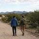 El verdadero significado de caminar solo o acompañado