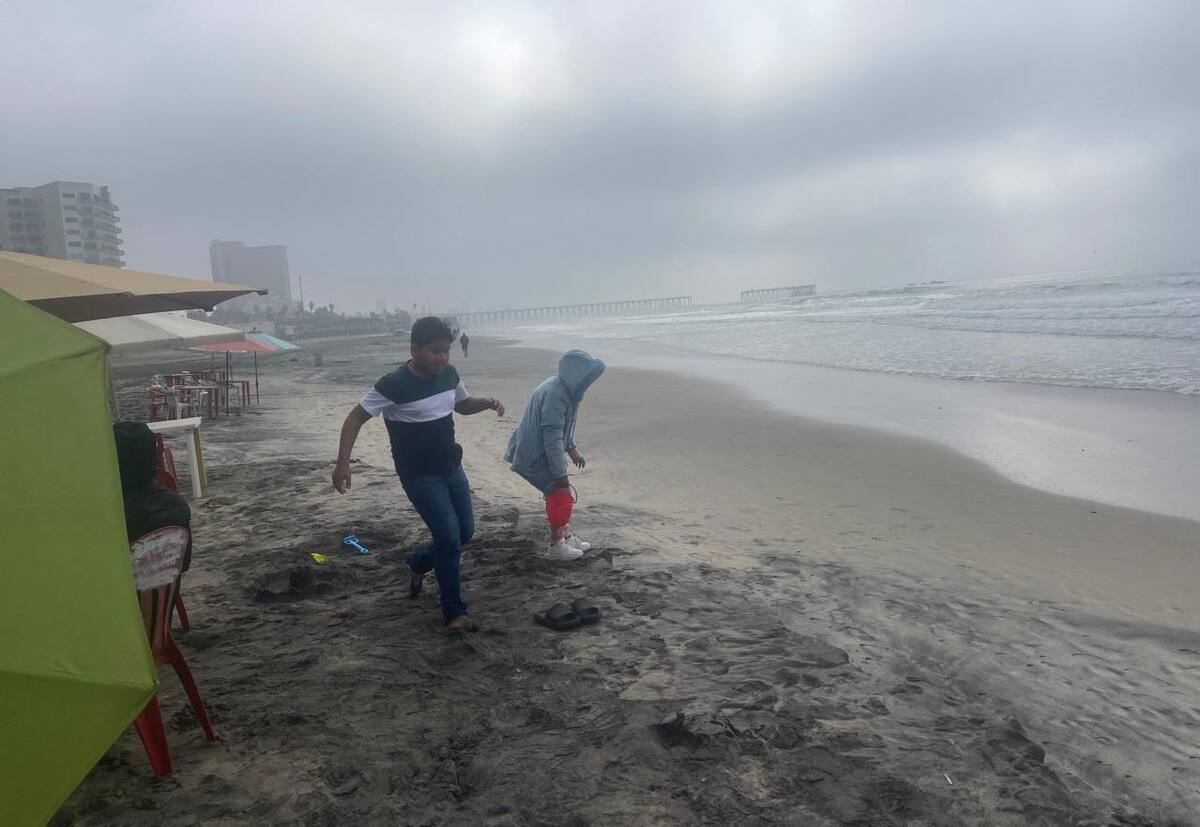 A pesar del frío decenas de personas decidieron visitar las playas.