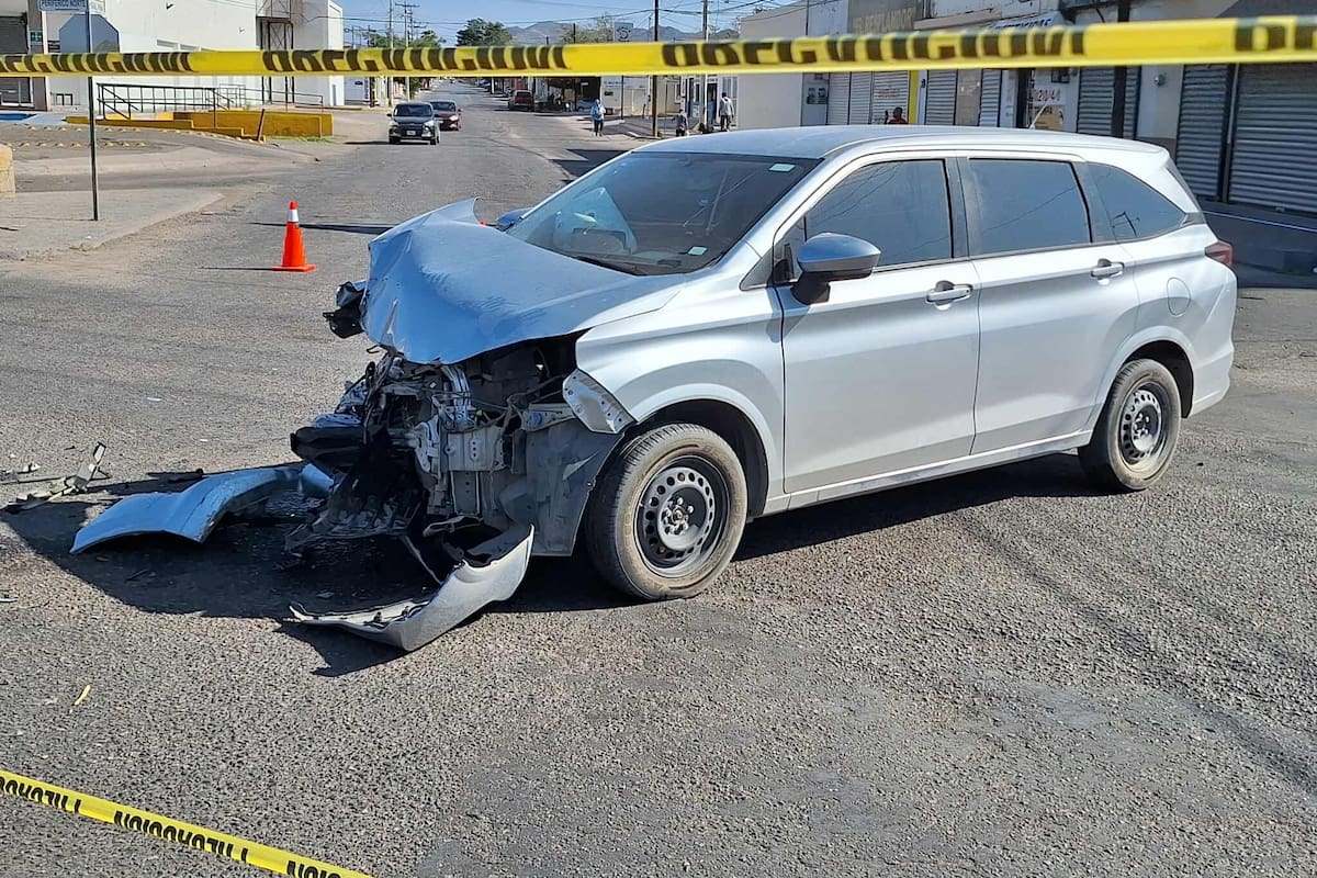 Se registra fuerte choque entre dos vehículos en Hermosillo y cae un poste de luz