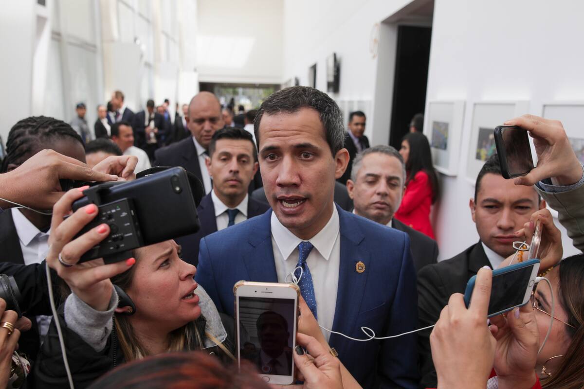 La Policía venezolana llega a la casa del líder opositor Juan Guaidó para detenerlo, según su esposa