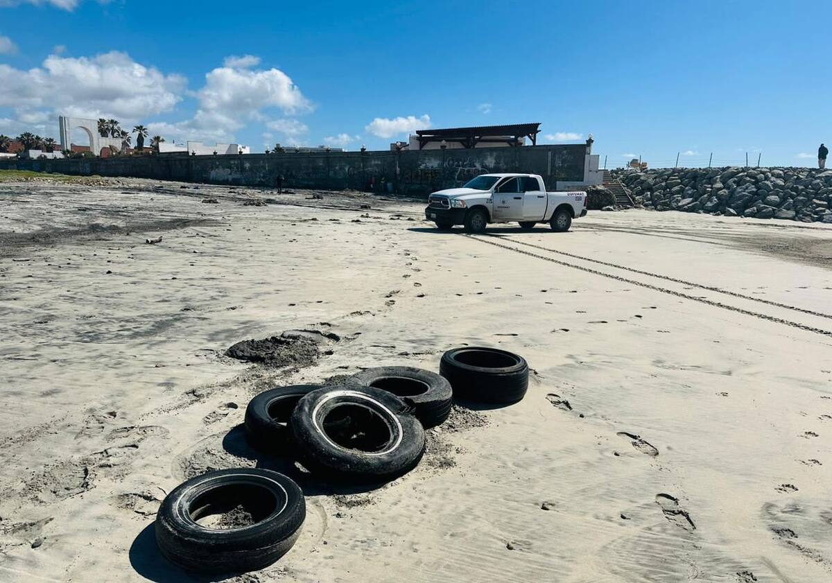 Tan solo en el mes de febrero y lo que va de marzo, se han retirado 600 llantas que fueron a parar a la playa, o que el alto oleaje de las últimas semanas arrojó del mar.