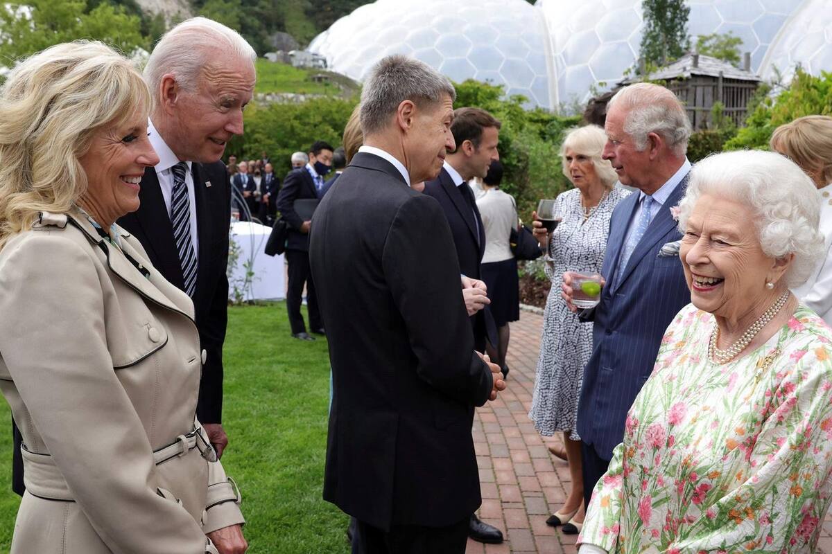 Biden invita a la Casa Blanca a la reina Isabel: "Me ha recordado a mi madre"