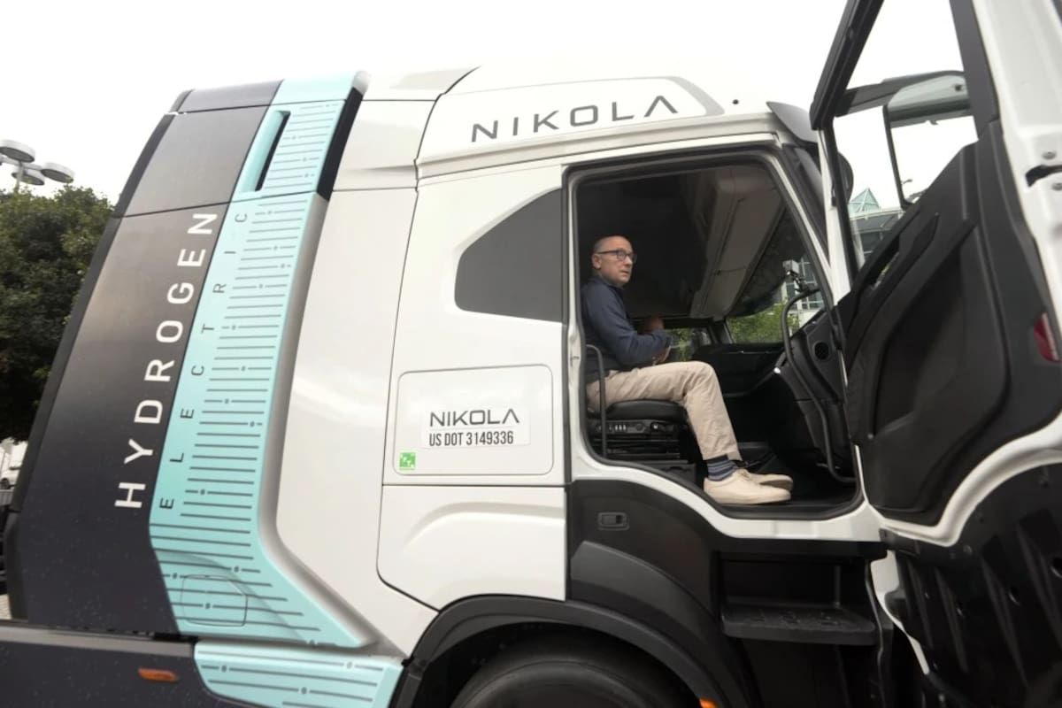 ILUSTRATIVA DE ARCHIVO. Stephen Girsky, director ejecutivo de Nikola Corp., arriba de uno de los camiones eléctricos e impulsados por hidrógeno de la compañía durante el Auto Show de Los Ángeles, el jueves 16 de noviembre de 2023, en Los Ángeles. | Crédito: AP/Damian Dovarganes