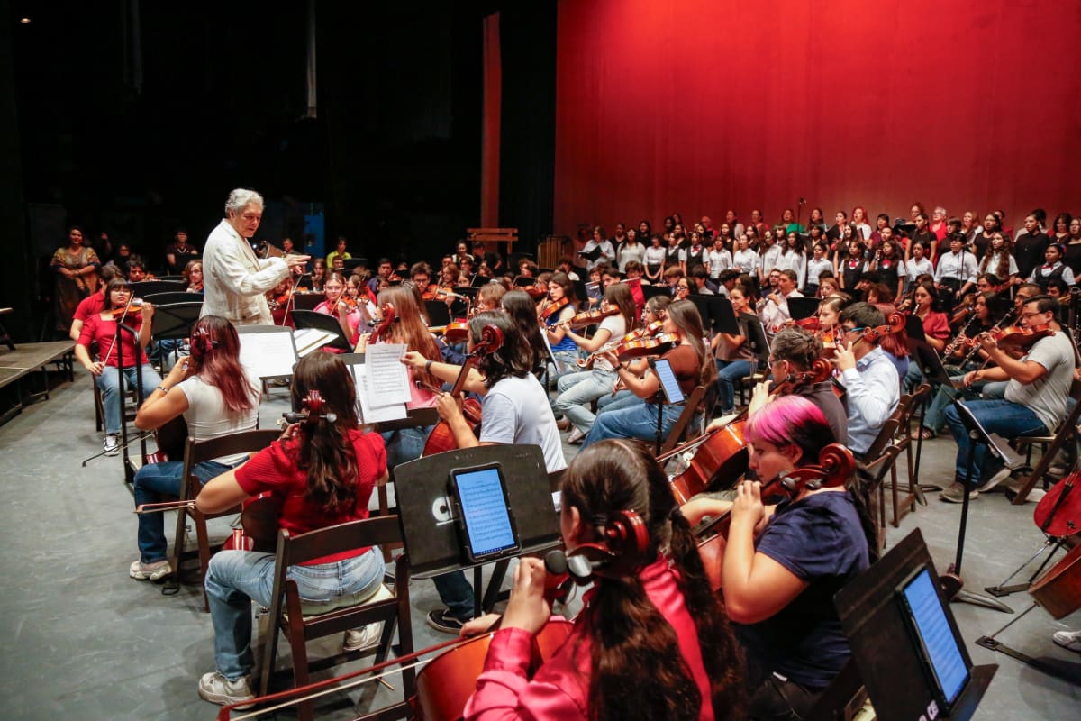 Jóvenes músicos de toda BC se encuentran en Mexicali para tocar bajo la dirección del compositor internacional Arturo Márquez
