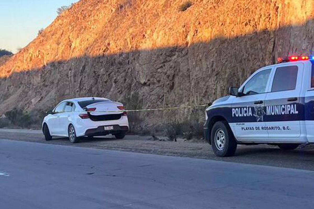 Encuentran cadáver dentro de vehículo abandonado en Bulevar 2000 en Rosarito