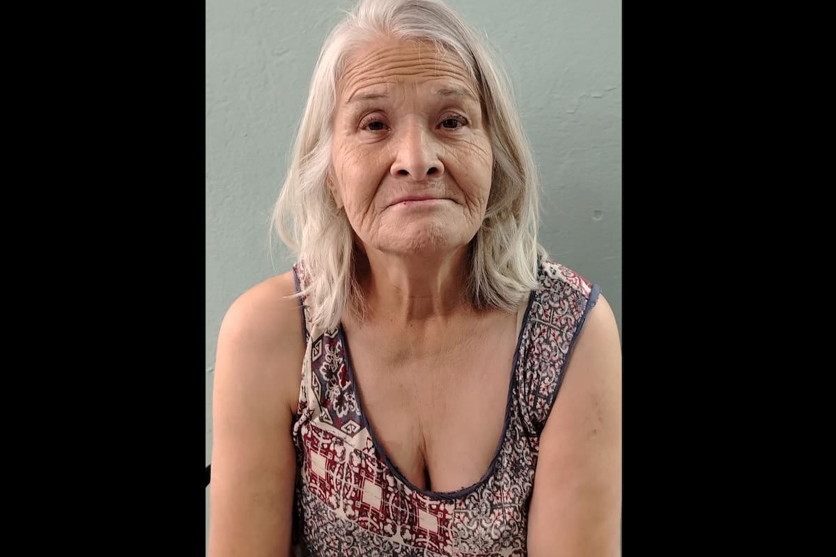 Buscan a familiares de adulta mayor resguardada por la Policía Municipal en Mexicali