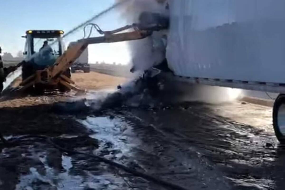Tráiler con carga de carbón se incendia en carretera