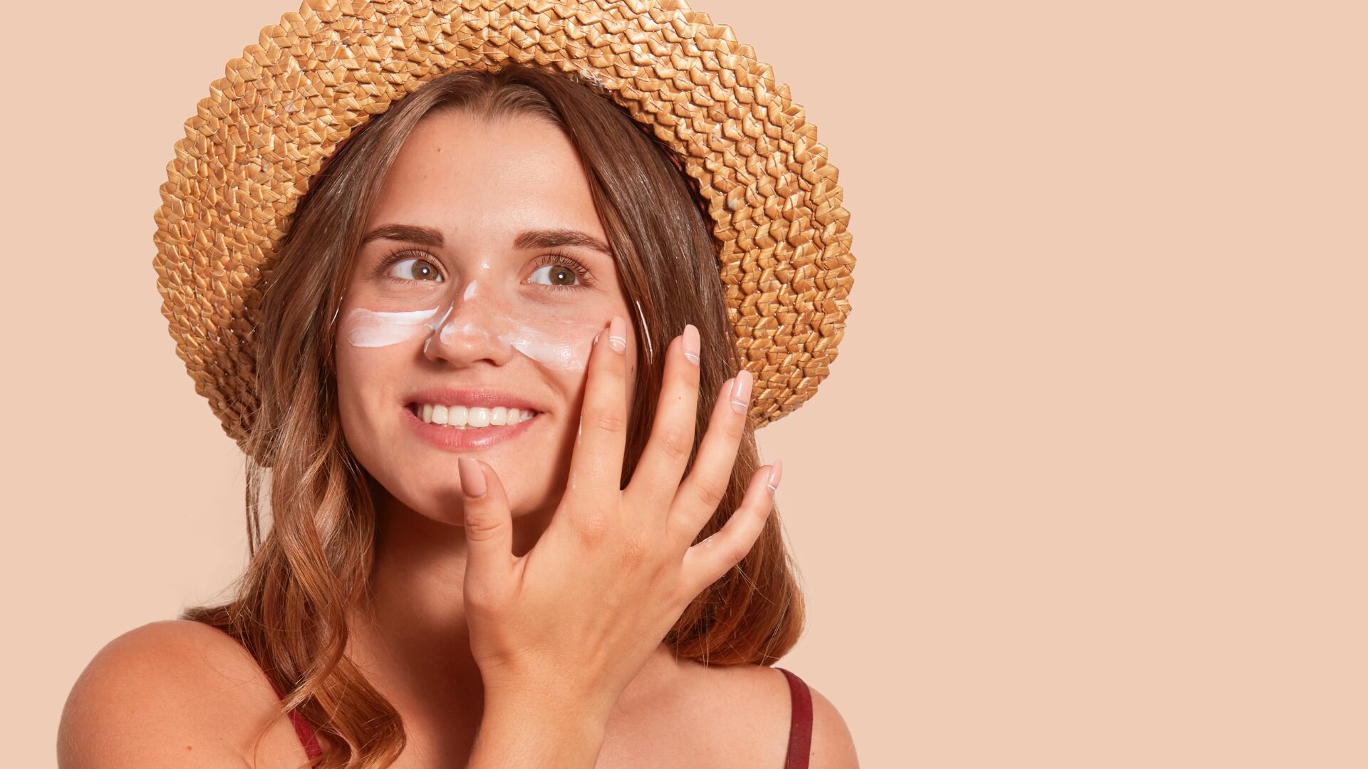 La elección y el uso correcto del protector solar son fundamentales para prevenir quemaduras, envejecimiento prematuro y cáncer de piel/Foto: Canva