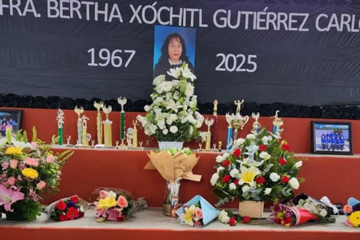 Rinden homenaje a directora de la Telesecundaria 15