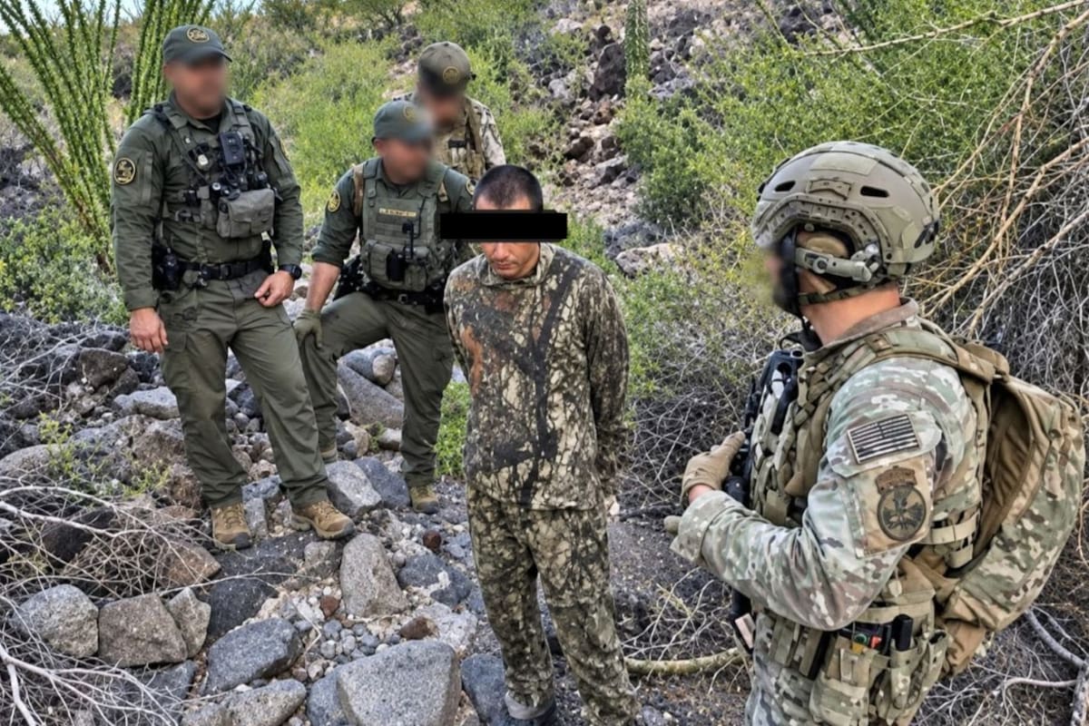 Capturan a un presunto halcón en Ajo, Arizona, con apoyo de helicópteros Black Hawk y AStar de la Patrulla Fronteriza