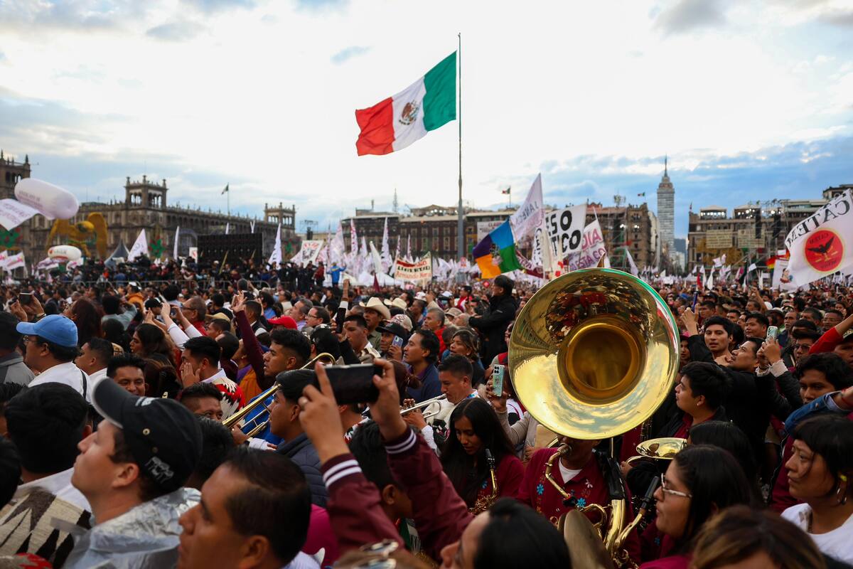 Miles de mexicanos abarrotan el Zócalo para presenciar la primera fiesta de la Presidenta de México