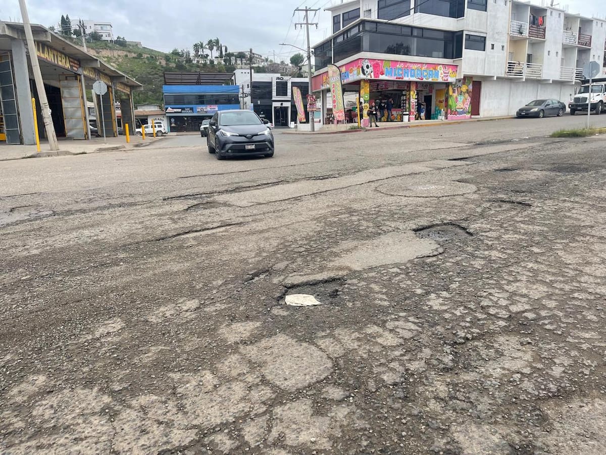 Baches de distintos tamaños se han apoderado de avenidas y calles de Rosarito, poniendo en riesgo a los automovilistas y provocando daños constantes a los vehículos. Foto: Carmen Gutierrez