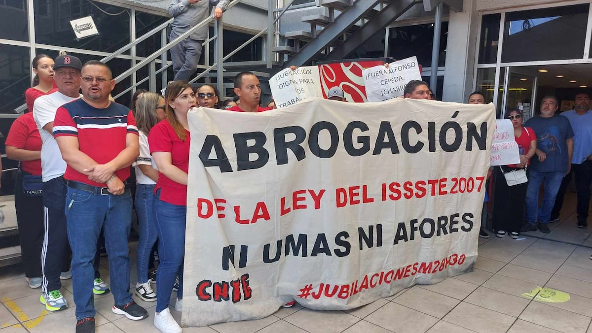 Maestros federalizados se manifestaron pacíficamente en el Edificio del Estado en Nogales para exigir la abrogación de la Ley del Issste 2007. FOTO: MANUEL JIMÉNEZ