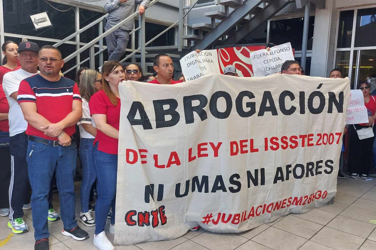 Maestros se manifiestan en Edificio del Estado de Nogales
