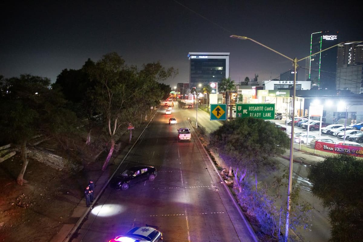 La llanta delantera salió proyectada hasta el camellón por la fuerza del impacto. Foto: Border Zoom