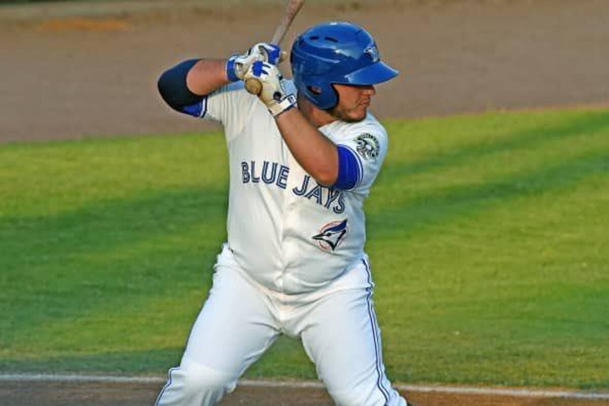 Mexicano Alejandro Kirk le batea su primer jonrón en Grandes Ligas a los Yanquis