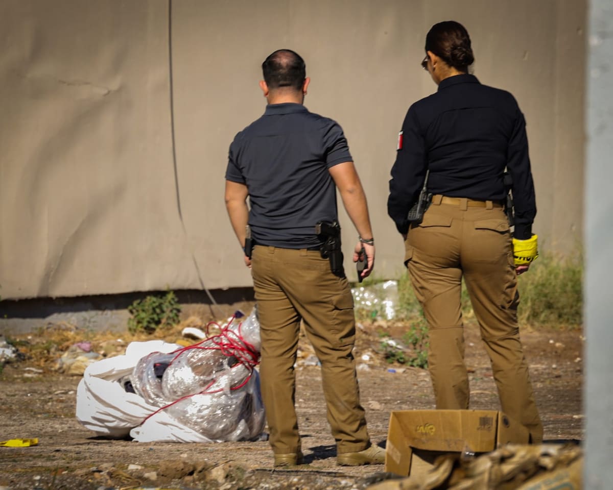 Causa polémica y discordia el hallazgo del cuerpo sin vida de un hombre envuelto en una lona amarrada, quien según la fiscal general del Estado, murió por una sobredosis o cirrosis. El cuerpo fue encontrado en el fraccionamiento San Marcos. (Foto: Javier Gallegos)