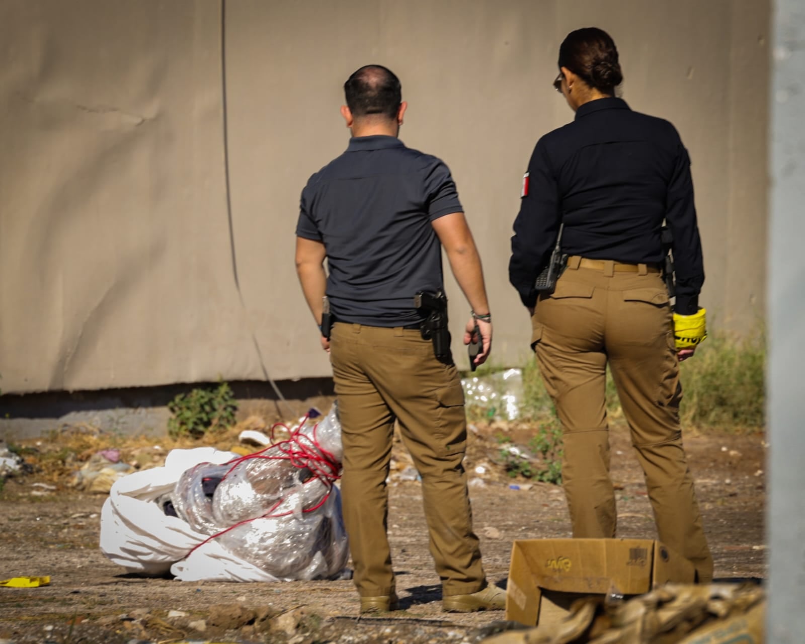 Causa polémica y discordia el hallazgo del cuerpo sin vida de un hombre envuelto en una lona amarrada, quien según la fiscal general del Estado, murió por una sobredosis o cirrosis. El cuerpo fue encontrado en el fraccionamiento San Marcos. (Foto: Javier Gallegos)