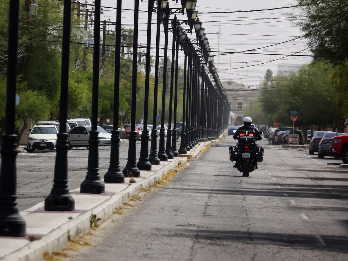 Un agente de la Policía Municipal en motocicleta abre paso por la avenida Obregón para el Viacrucis de la Catedral de Mexicali. (Foto: Saúl Martínez)