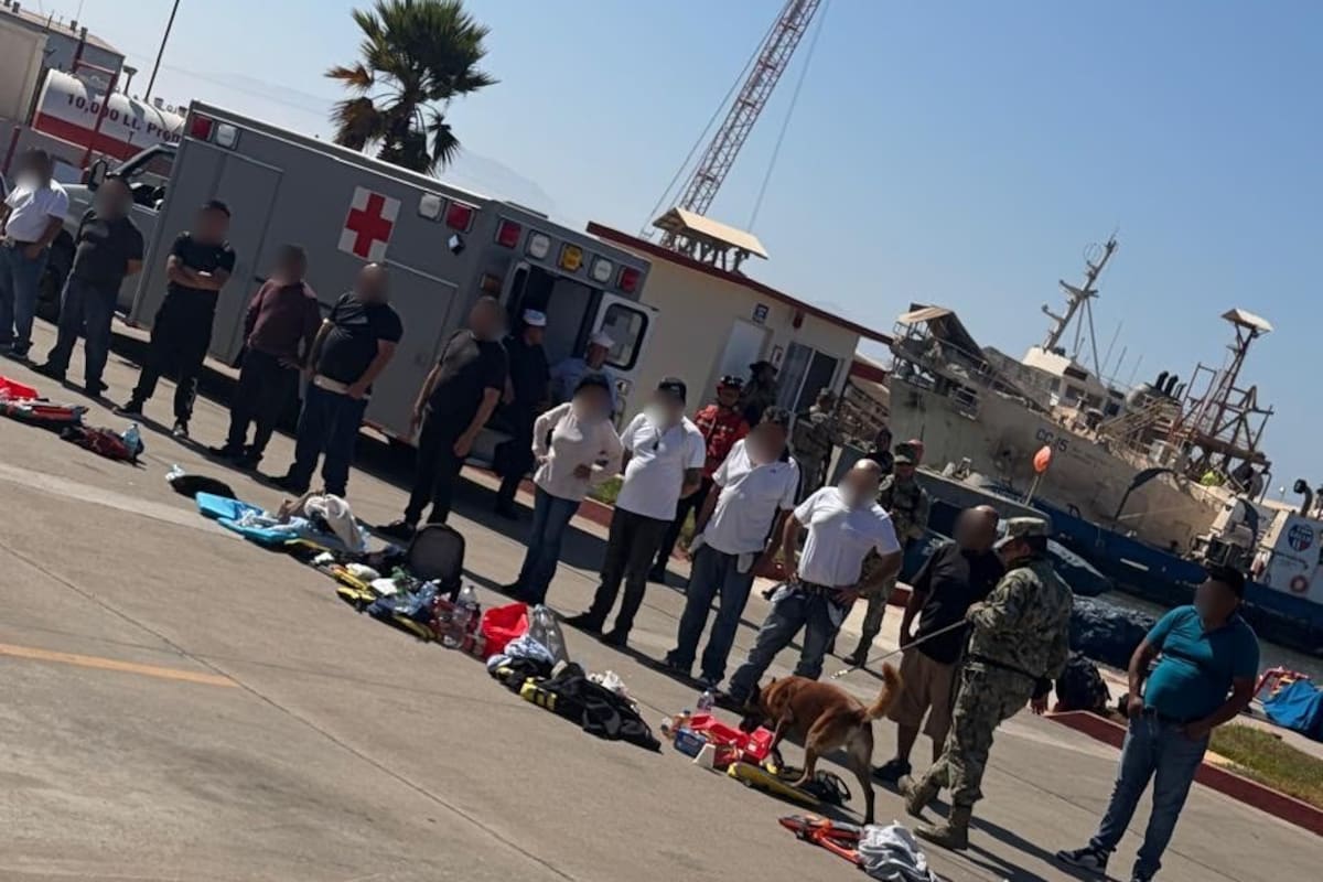 Marina rescata a 45 personas que eran trasladadas ilegalmente a EU frente a Ensenada