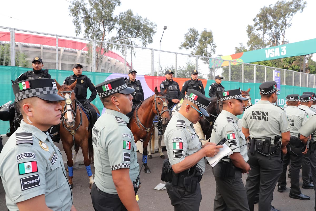 Integrantes de la Guardia Nacional de México custodian este jueves, en las inmediaciones del estadio Ciudad de México (México). | Crédito: EFE/ Mario Guzmán