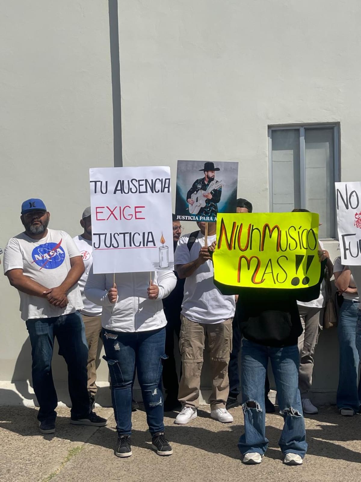 Durante la protesta, los asistentes reclamaron a la Fiscalía que haga pública la identidad del presunto responsable. Foto: Carmen Gutiérrez