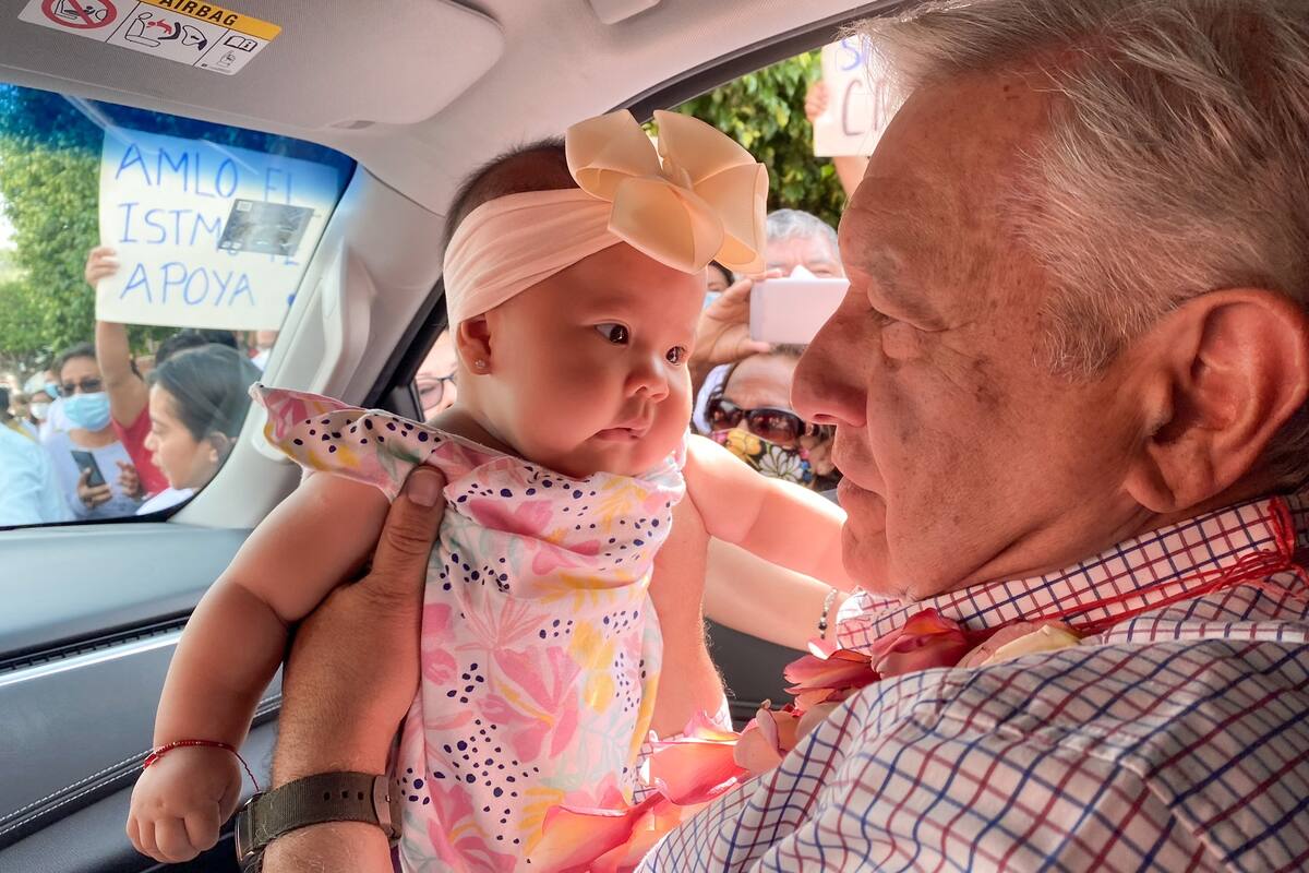 AMLO comparte emotiva fotografía cargando a bebé previo a supervisión de carreteras de Oaxaca