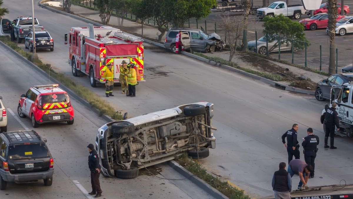 Una Nissan Frontier terminó volcada y una camioneta Mazda quedó sobre la banqueta tras impactarse contra el cerco de Mundo Divertido; no se reportaron lesionados de gravedad. Foto: Border Zoom