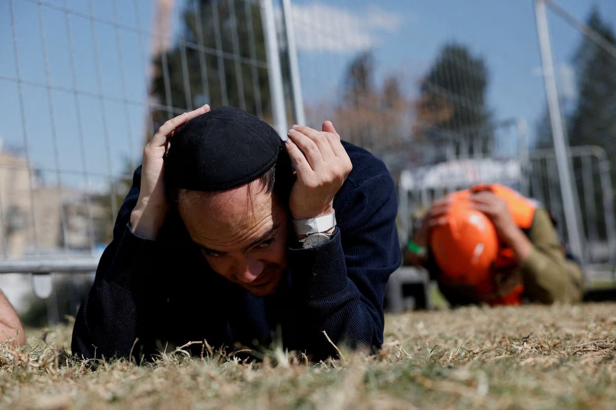 Ataque con misil desde Irán sacude Tel Aviv y alcanza zona cercana a aeropuerto; hay daños y evacuaciones