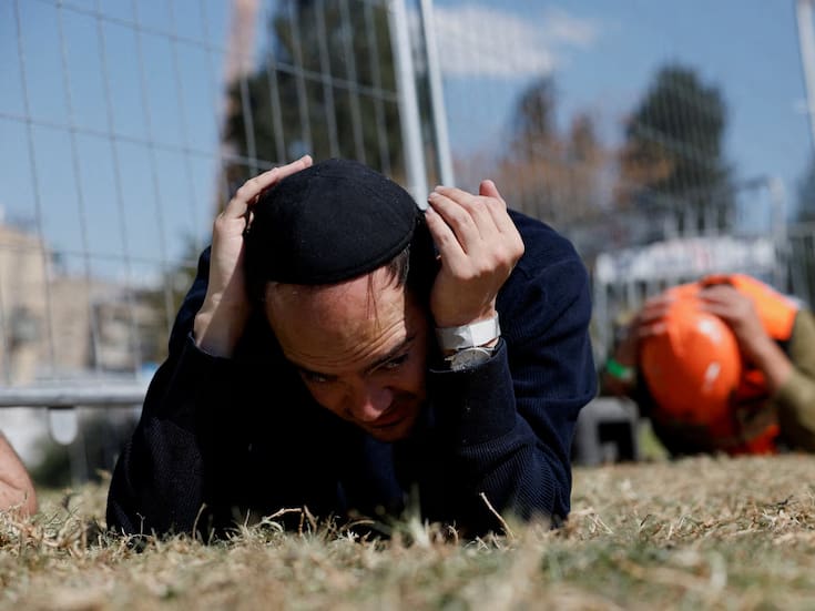 Ataque con misil desde Irán sacude Tel Aviv y alcanza zona cercana a aeropuerto; hay daños y evacuaciones