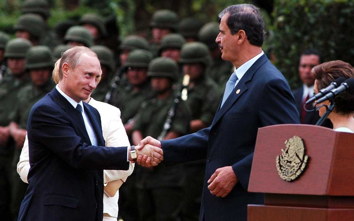 Vladimir Putin, presidente de Rusia, saluda de mano a Vicente Fox, ex mandatario que recibió su visita en México.