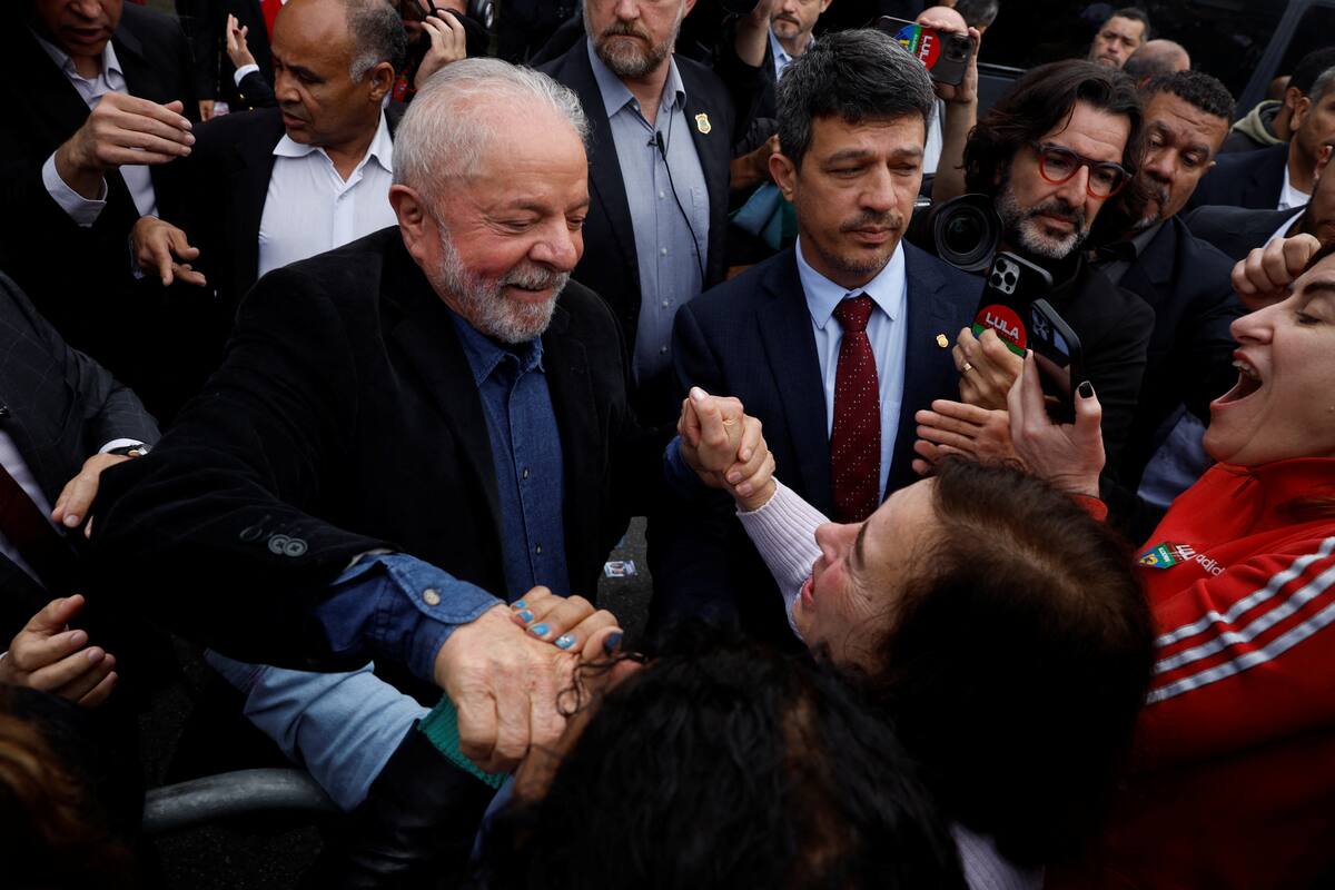 Expresidente de Brasil y candidato presidencial Luiz Inacio Lula da Silva es saludado en Sao Bernardo do Campo, en las afueras de Sao Paulo, Brasil, 2 de octubre del 2022. REUTERS/Amanda Perobelli