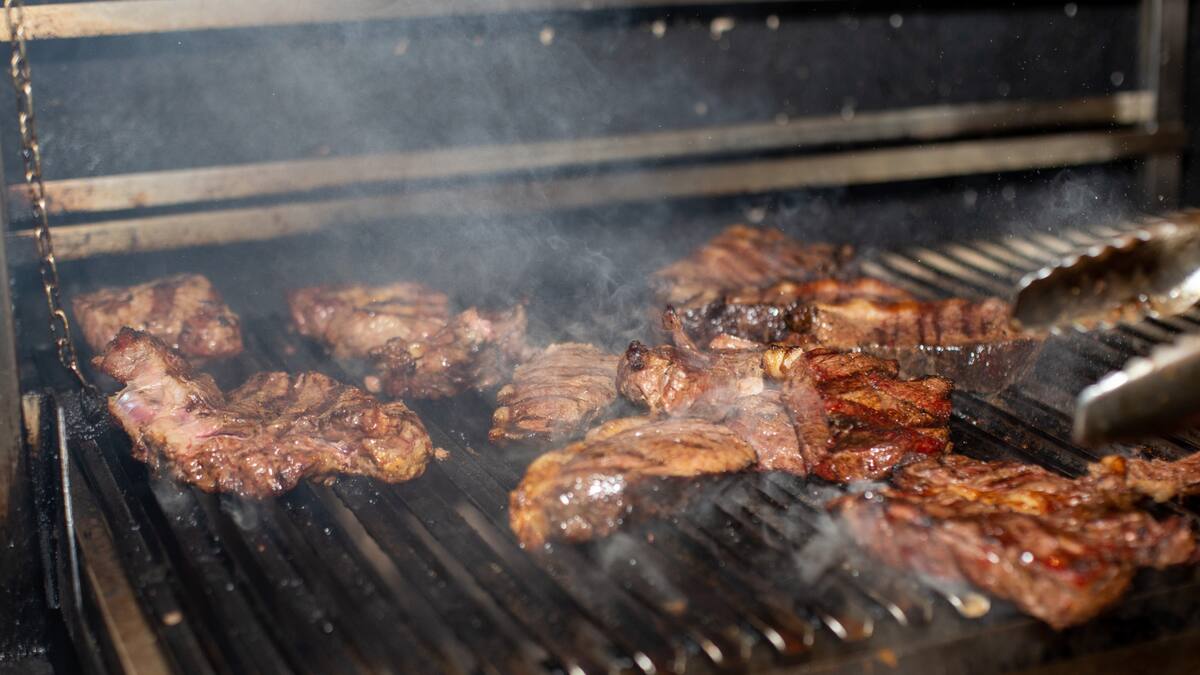 Consumir carne asada ocasionalmente no representa un riesgo, pero hacerlo con frecuencia y sin precauciones puede afectar la salud/Foto: Canva