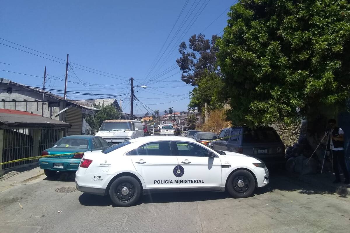 Hombre ejecutado y mujer baleada en Lomas Taurinas