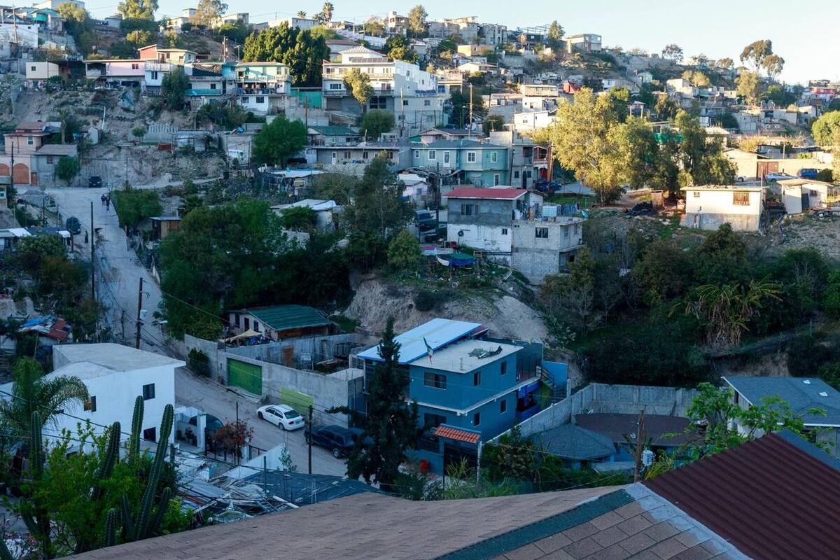 Gobierno de BC se compromete a apoyar a afectados por los derrumbes de Camino Verde