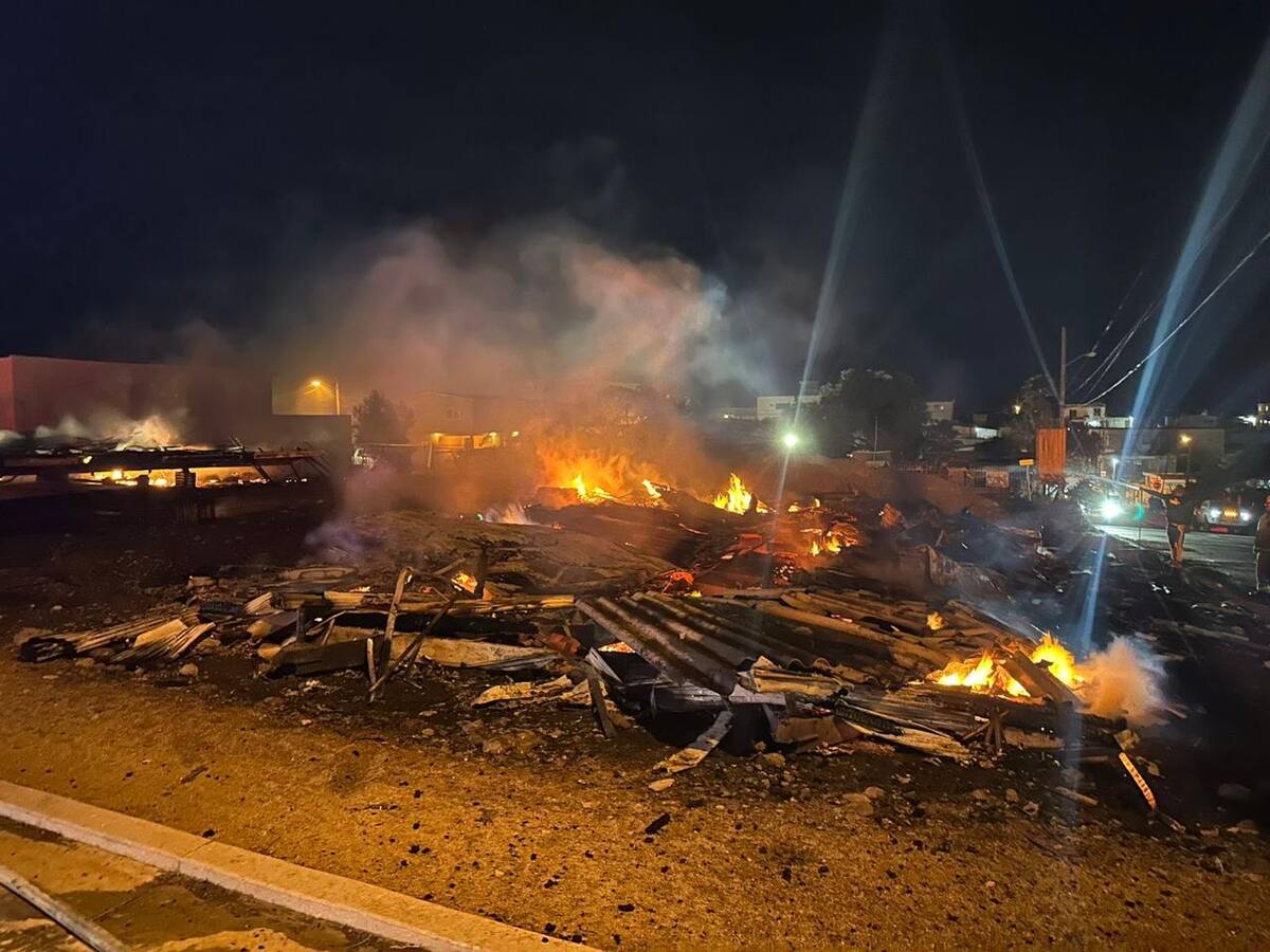 El incendio se reportó hacia las 20:19 horas del martes, en el cruce de las calles Chicomoztoc y Cuauhtémoc.