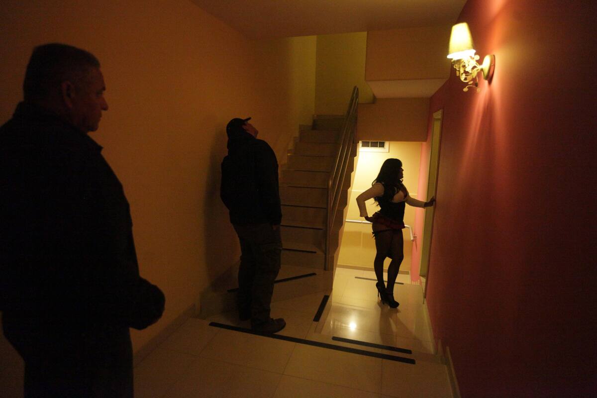 Detienen a 14 sexoservidoras por no contar con su tarjeta sanitaria en Rosarito