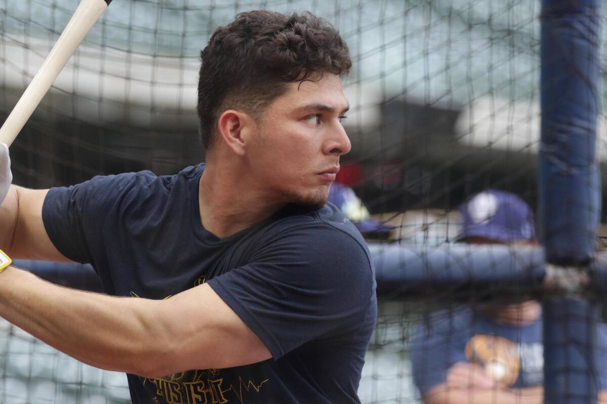 Luis Urías brilla en triunfo de Cerveceros y pega su primer triple del año en MLB