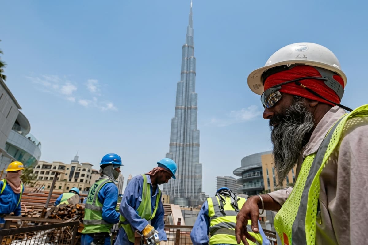 Migrantes africanos en el Golfo siguen enviando remesas pese a la guerra y la incertidumbre: millones de familias dependen de sus ingresos mientras enfrentan riesgos laborales y geopolíticos diarios