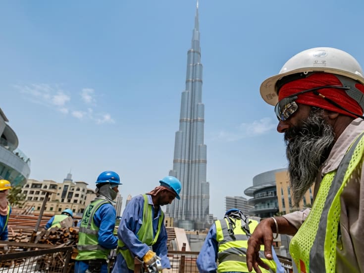 Migrantes africanos en el Golfo siguen enviando remesas pese a la guerra y la incertidumbre: millones de familias dependen de sus ingresos mientras enfrentan riesgos laborales y geopolíticos diarios