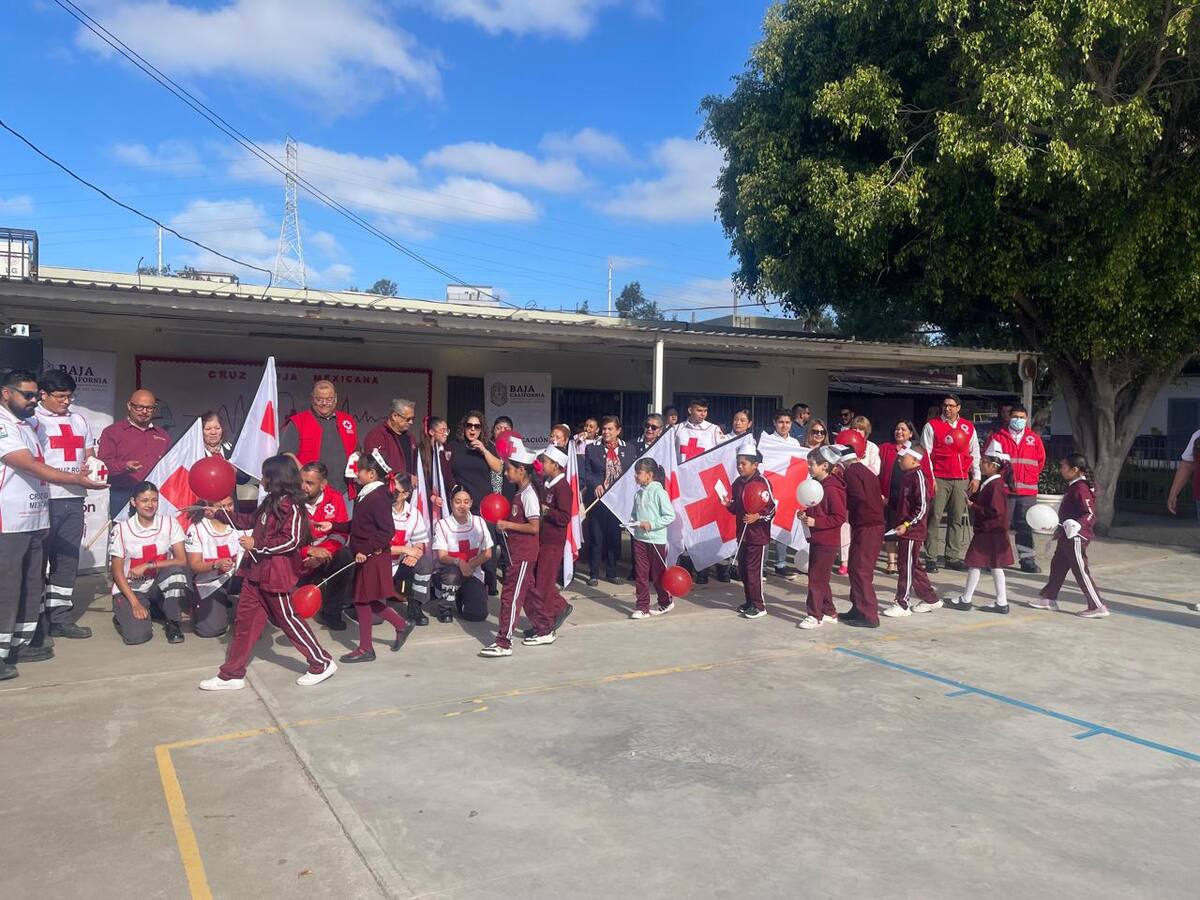 Los estudiantes no solo aportaron sus donativos en los sobres entregados por la institución, sino que también se caracterizaron como paramédicos. Foto: Carmen Gutiérrez